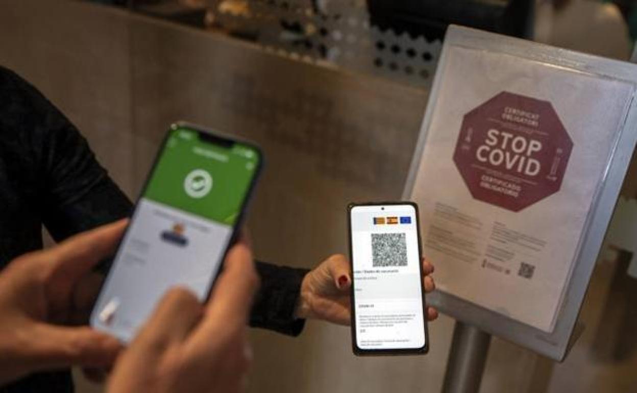 La Eurocámara avala mantener un año más el certificado Covid para viajes dentro de la UE