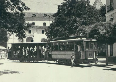 Imagen secundaria 1 - Arriba, Compás de la Victoria cuando se llamaba calle Alfonso XII. Abajo, el tranvía pasando por Compás de la Victoria y un detalle del Jardín de los Monos en los años 60.