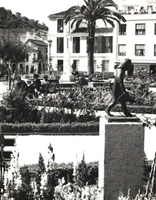 Imagen secundaria 2 - Arriba, Compás de la Victoria cuando se llamaba calle Alfonso XII. Abajo, el tranvía pasando por Compás de la Victoria y un detalle del Jardín de los Monos en los años 60.