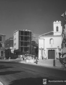 Imagen secundaria 2 - Arriba, capilla del Agua. Abajo, la histórica Fuente de Olletas y la Iglesia de San Lázaro con una nueva construcción en los años 60.