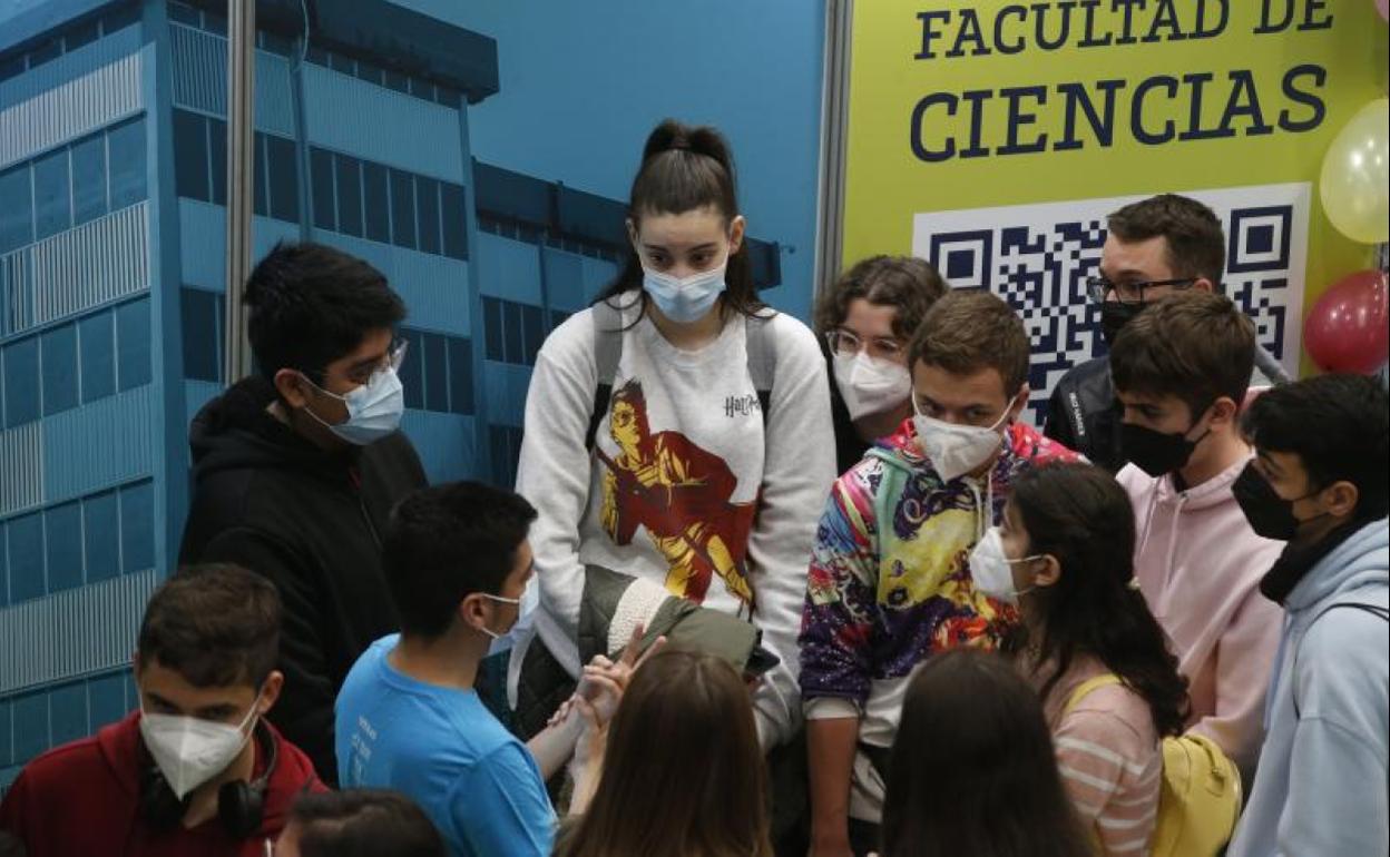 Jóvenes preuniversitarios, durante las recientes jornadas de puertas abiertas en la UMA. 
