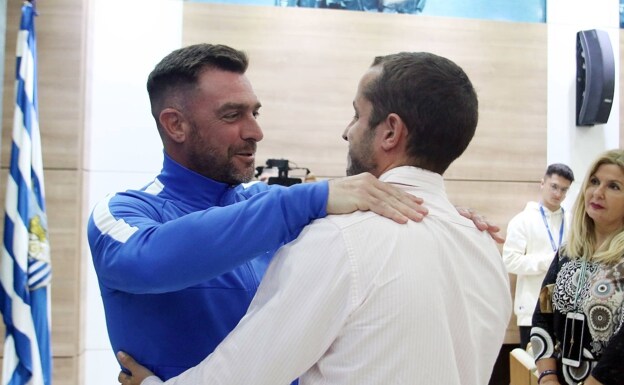 Guede abraza a Jorge Ramos, hijo del periodista del mismo nombre fallecido el martes y que durante décadas ha seguido la actualidad del equipo. 