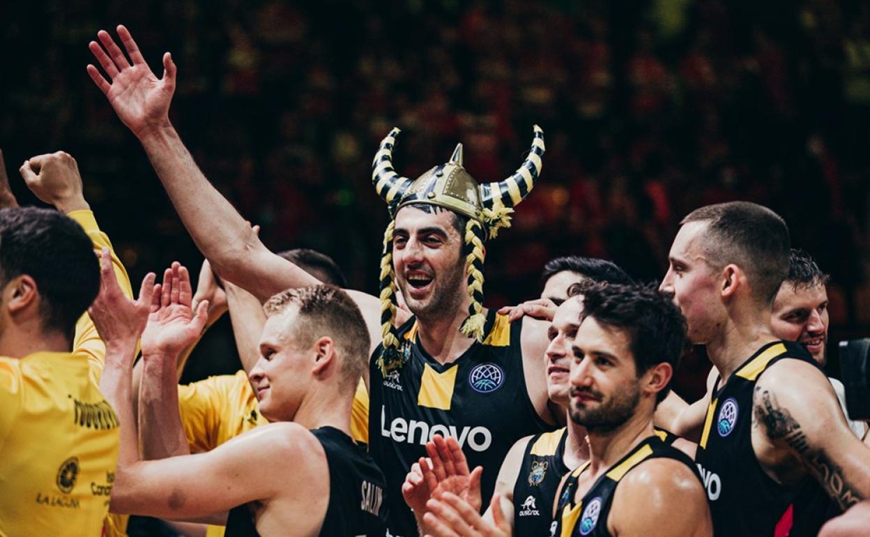 Los jugadores del Tenerife celebran la victoria ante el Hapoel Holon. 