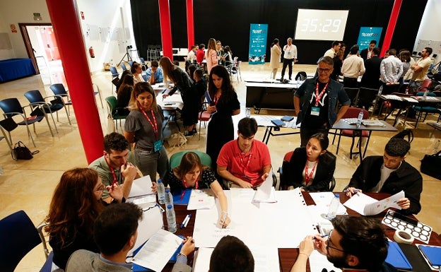 Participantes de este Talent Lab trabajan el concepto de talento en uno de los talleres impartidos por profesionales de Ikea.