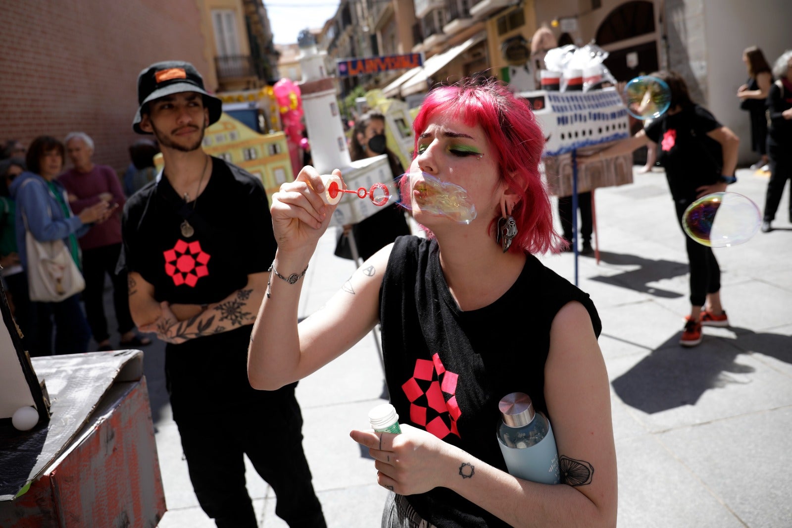 «La ciudad no se vende y la Casa Invisible no se cierra», se ha coreado entre canciones, sonido de tambores, marionetas y defensa de la cultura libre 