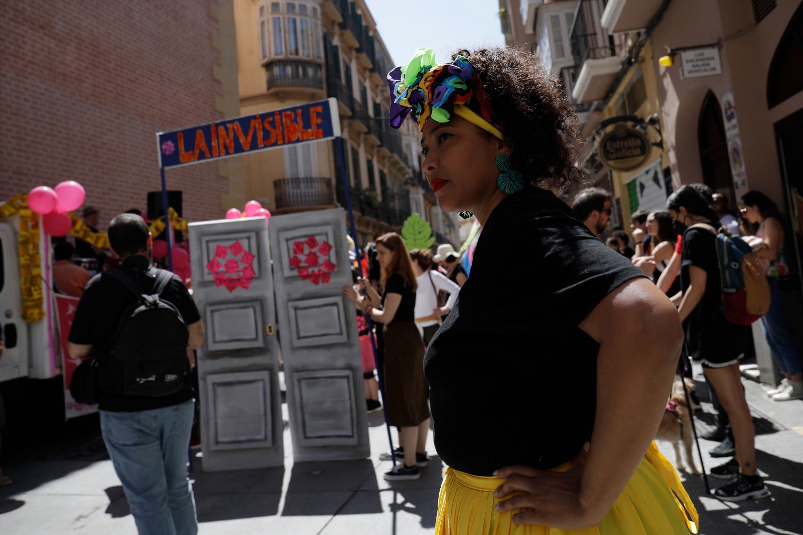 «La ciudad no se vende y la Casa Invisible no se cierra», se ha coreado entre canciones, sonido de tambores, marionetas y defensa de la cultura libre 