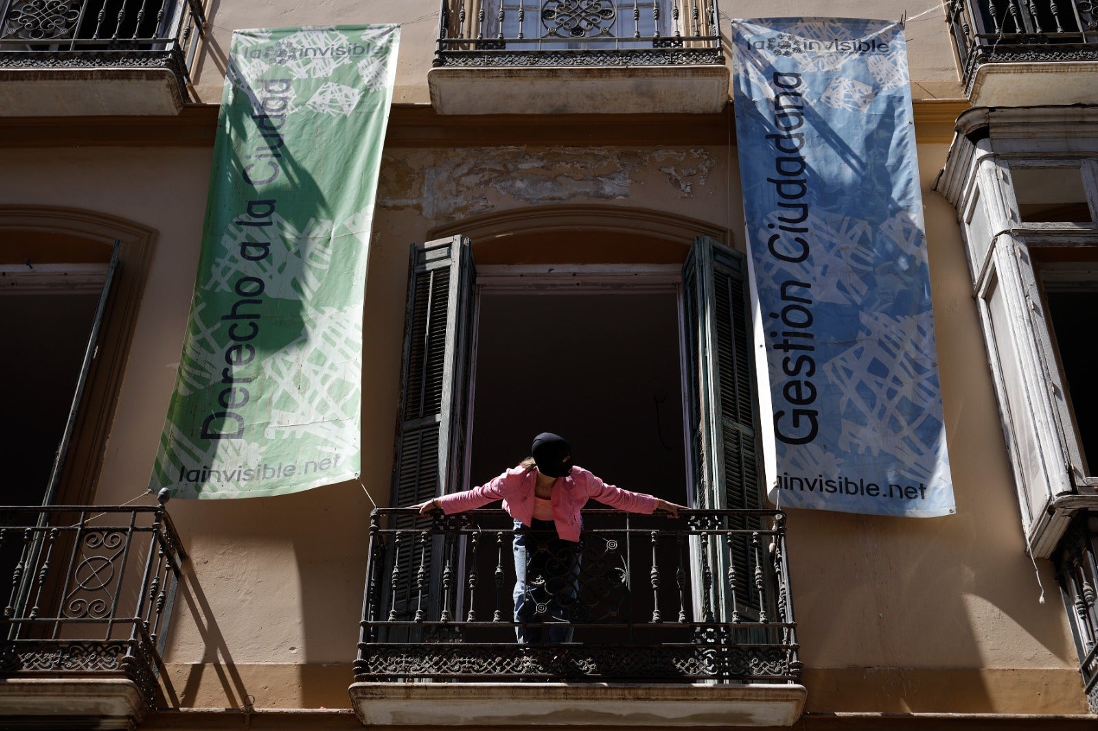 «La ciudad no se vende y la Casa Invisible no se cierra», se ha coreado entre canciones, sonido de tambores, marionetas y defensa de la cultura libre 