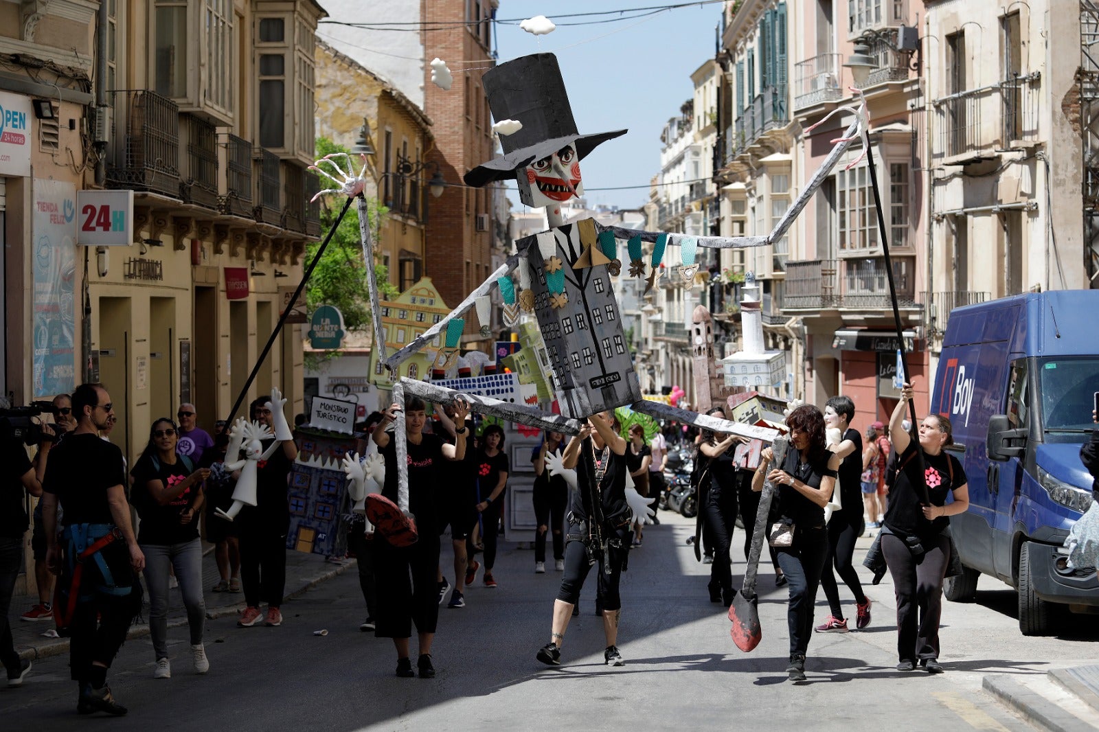 «La ciudad no se vende y la Casa Invisible no se cierra», se ha coreado entre canciones, sonido de tambores, marionetas y defensa de la cultura libre 