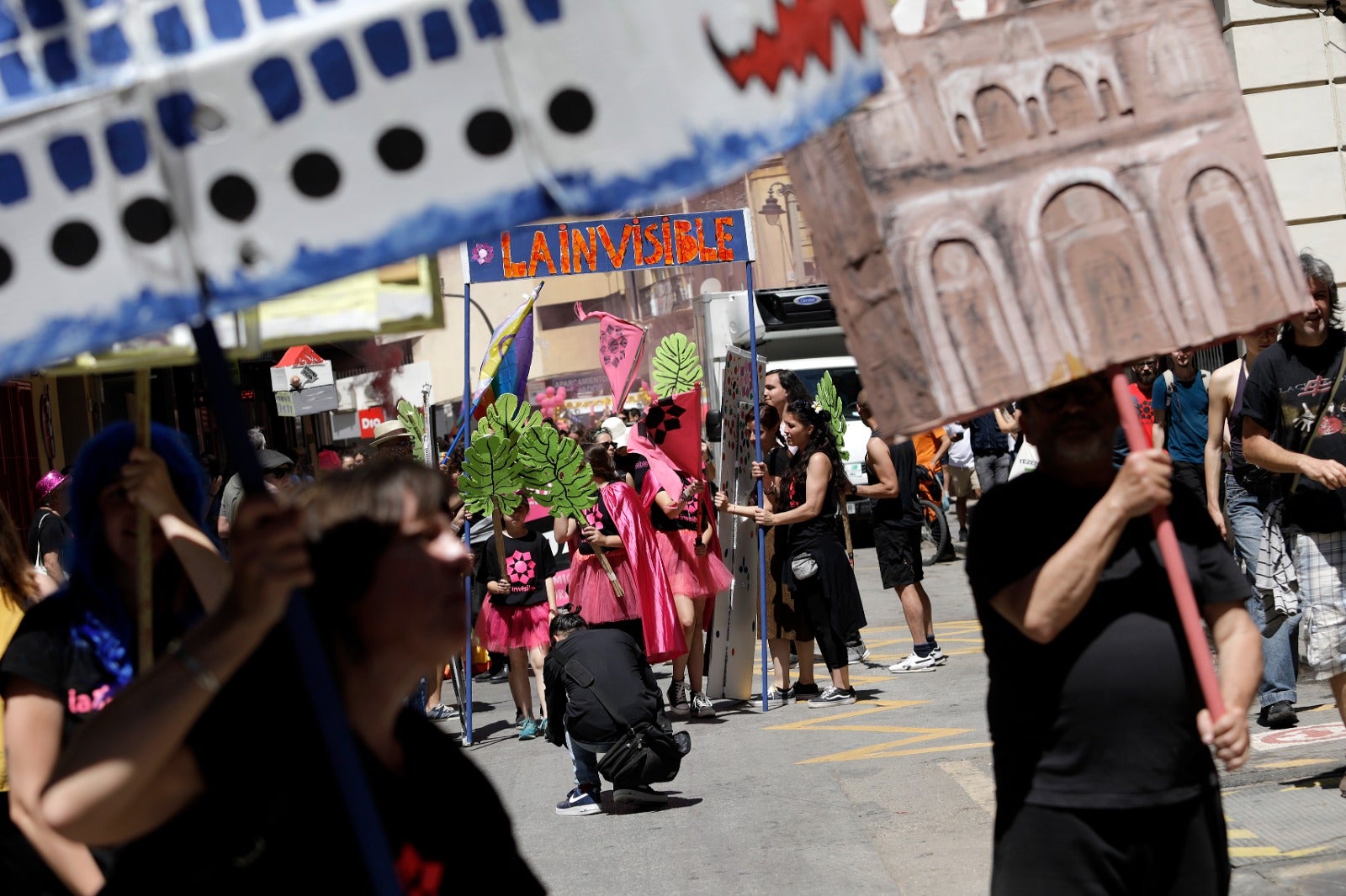 «La ciudad no se vende y la Casa Invisible no se cierra», se ha coreado entre canciones, sonido de tambores, marionetas y defensa de la cultura libre 