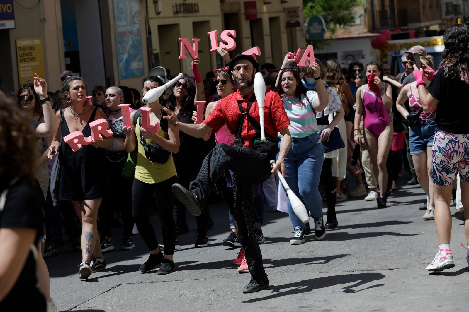 «La ciudad no se vende y la Casa Invisible no se cierra», se ha coreado entre canciones, sonido de tambores, marionetas y defensa de la cultura libre 