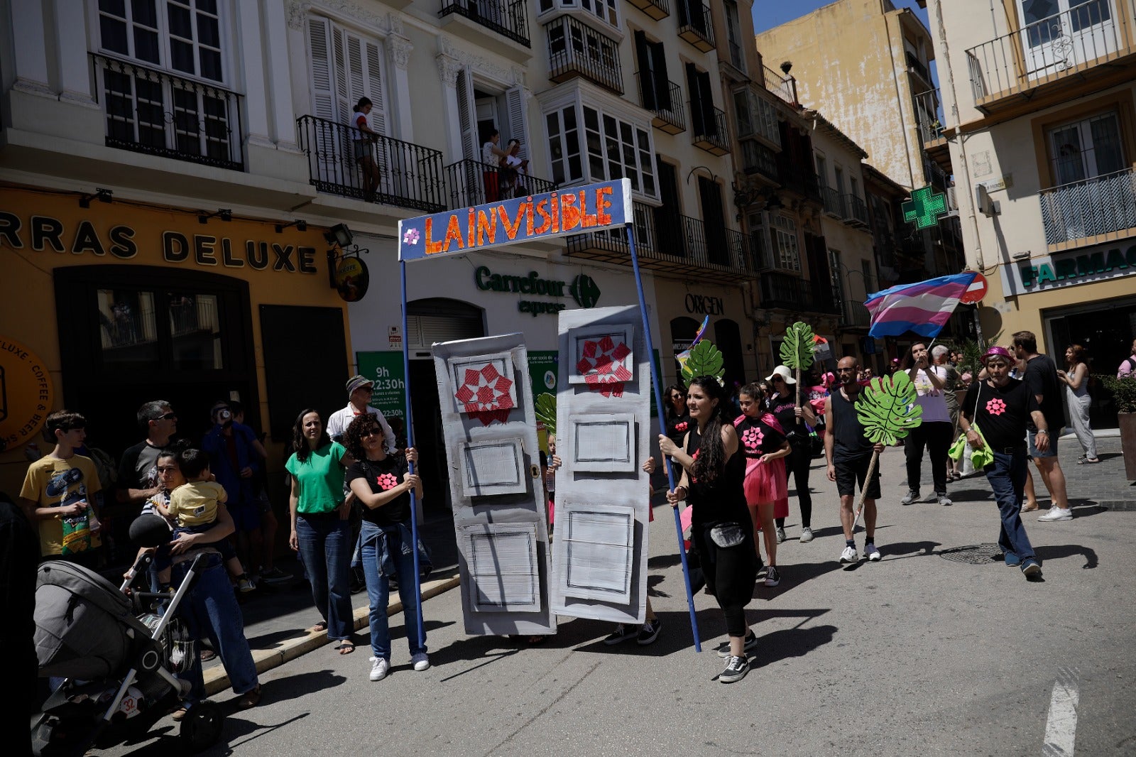 «La ciudad no se vende y la Casa Invisible no se cierra», se ha coreado entre canciones, sonido de tambores, marionetas y defensa de la cultura libre 