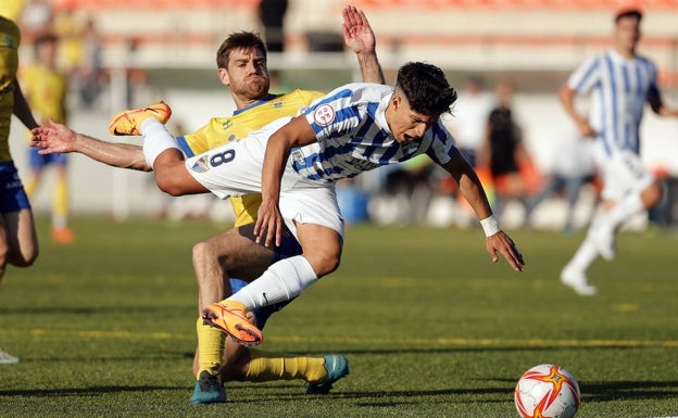 Haitam pierde el equilibrio en un lance del duelo de este domingo. 