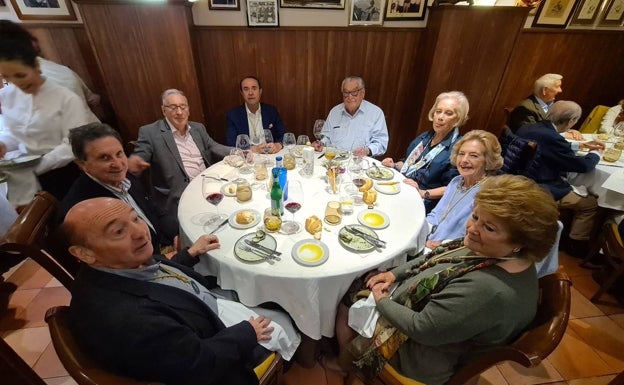 Imagen principal - En la primera foto, Eduardo Sanz, Santiago Domínguez, Serafín Quero, Manuel Tejero, Antonio García del Valle, Mayte Gutiérrez y Mari Carmen Romero, en el encuentro de la Academia Gastronómica de Málaga. En la segunda, Ignacio Luque, Juan García Alarcón, Pepe Prieto, Trinidad Fernández Baca, Rafael Prados y Antonio Rodríguez, almorzando en Restaurante María. En la última, Manolo Tornay, Genoveva Ferragut y José María Martos.