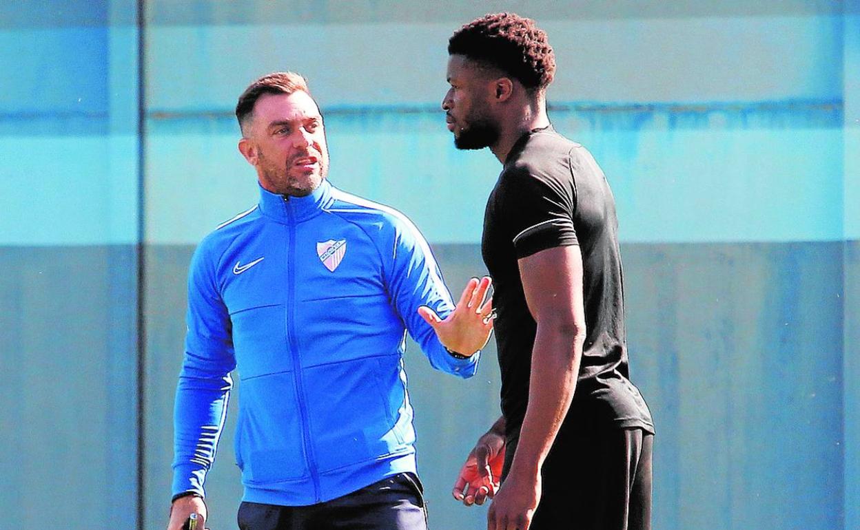 Pablo Guede, junto a Sekou en un entrenamiento reciente del Málaga. 