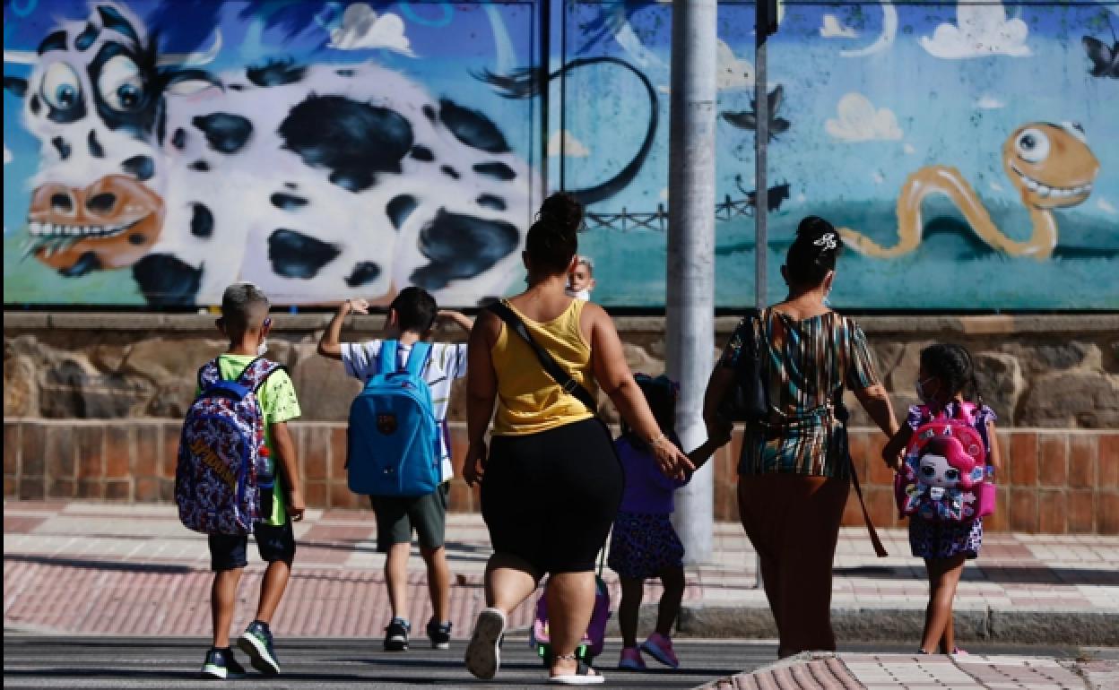 Madres y niños se dirigen al colegio en una imagen de archivo del presente curso escolar