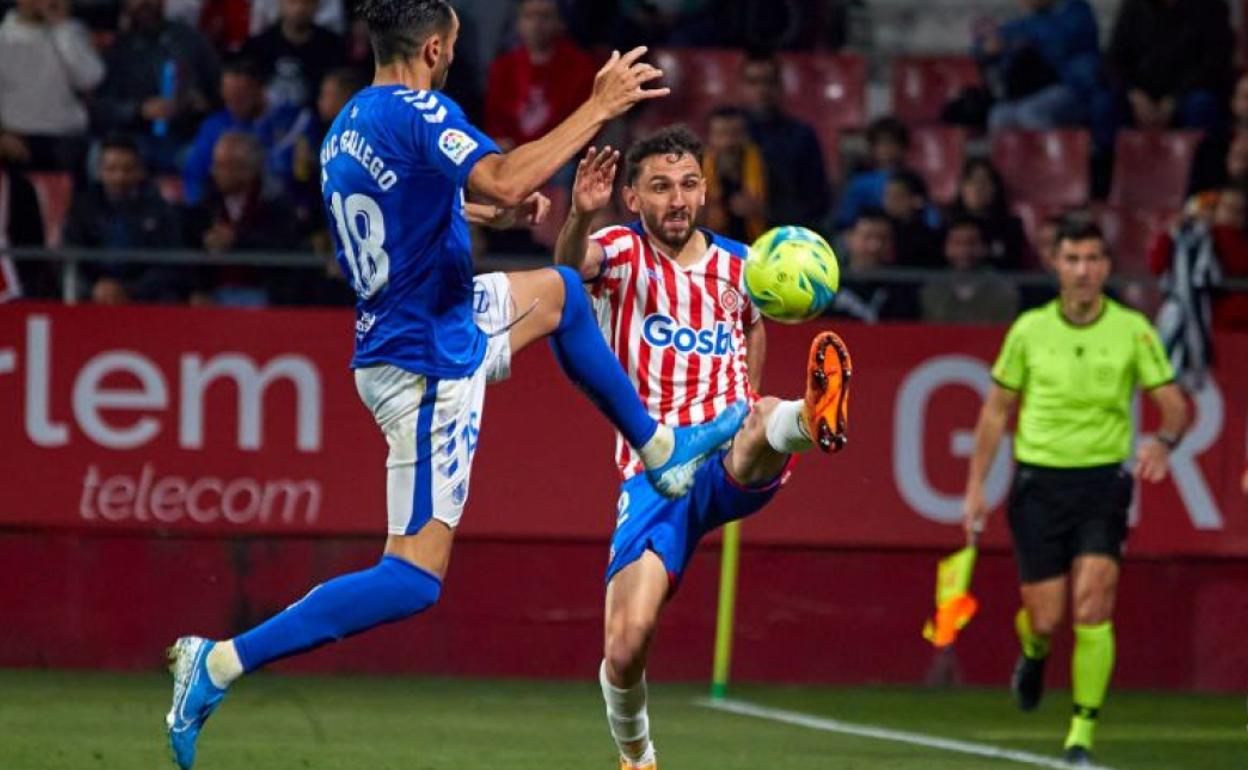 Una disputa entre Enric Gallego e Iván Martín en el duelo de este lunes. 