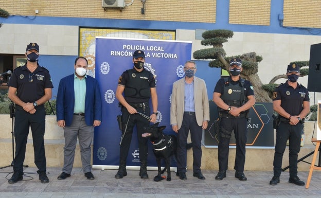 Imagen principal - Arriba, presentación de la Unidad Canina UCAN de Rincón de la Victoria en octubre de 2020, y debajo, a la izquierda, otra de las intervenciones, y a la derecha, una exhibición con Locky. 