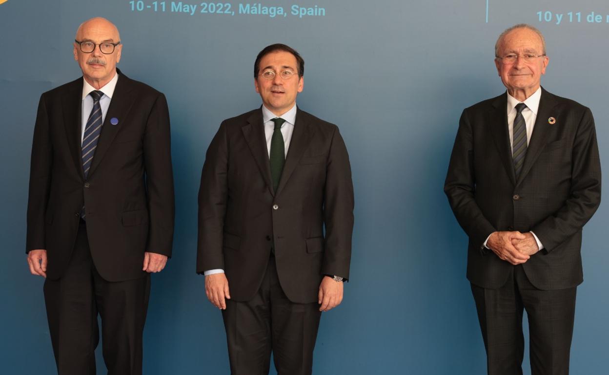 Albares, entre el alcalde de Málaga, Francisco de la Torre, y el secretario general adjunto de la oficina de la Naciones Unidas de lucha contra el terrorismo, Vladimir Voronkov. 