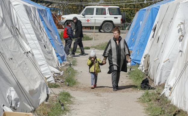 Una mujer y un niño evacuados de la acería Azovstal en un centro de alojamiento temporal cerca de Mariúpol, en el sur de Ucrania, en mayo de 2022.