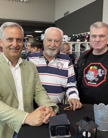 Imagen secundaria 2 - En la primera foto, Rodrigo Bocanegra, Domingo Guardia, Sergio Ragel, Carlos García y Carlos Pérez, en el evento de Navarro Hermanos. En la segunda, Francisco Cantarero, Miguel Heredia, Miguel Herdia y José Manuel Cantarero, clientes de Navarro Hermanos. En la última, Carlos Sedano, Gaby García y Francisco Vargas, en Navarro Hermanos. 