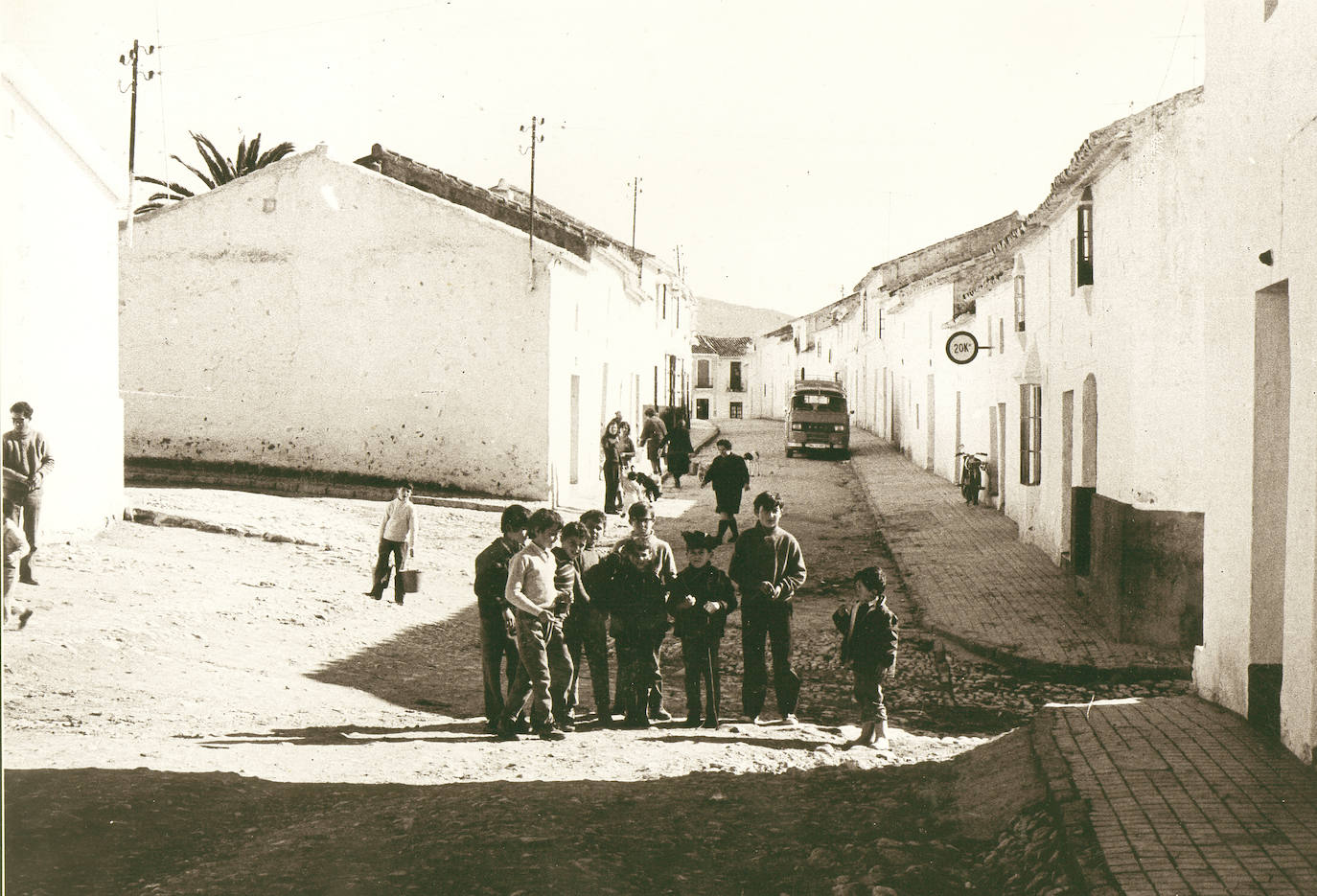 En los primeros meses de 1972 los vecinos se vieron obligados a abandonar su pueblo, que desapareció bajo las aguas del pantano del Guadalteba. En la imagen, niños en la calle del Pozo de la desaperecida Peñarrubia.