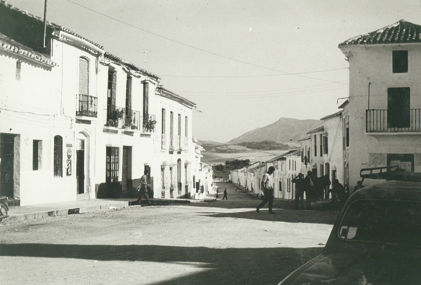 En los primeros meses de 1972 los vecinos se vieron obligados a abandonar su pueblo, que desapareció bajo las aguas del pantano del Guadalteba. En la imagen, la calle Real.