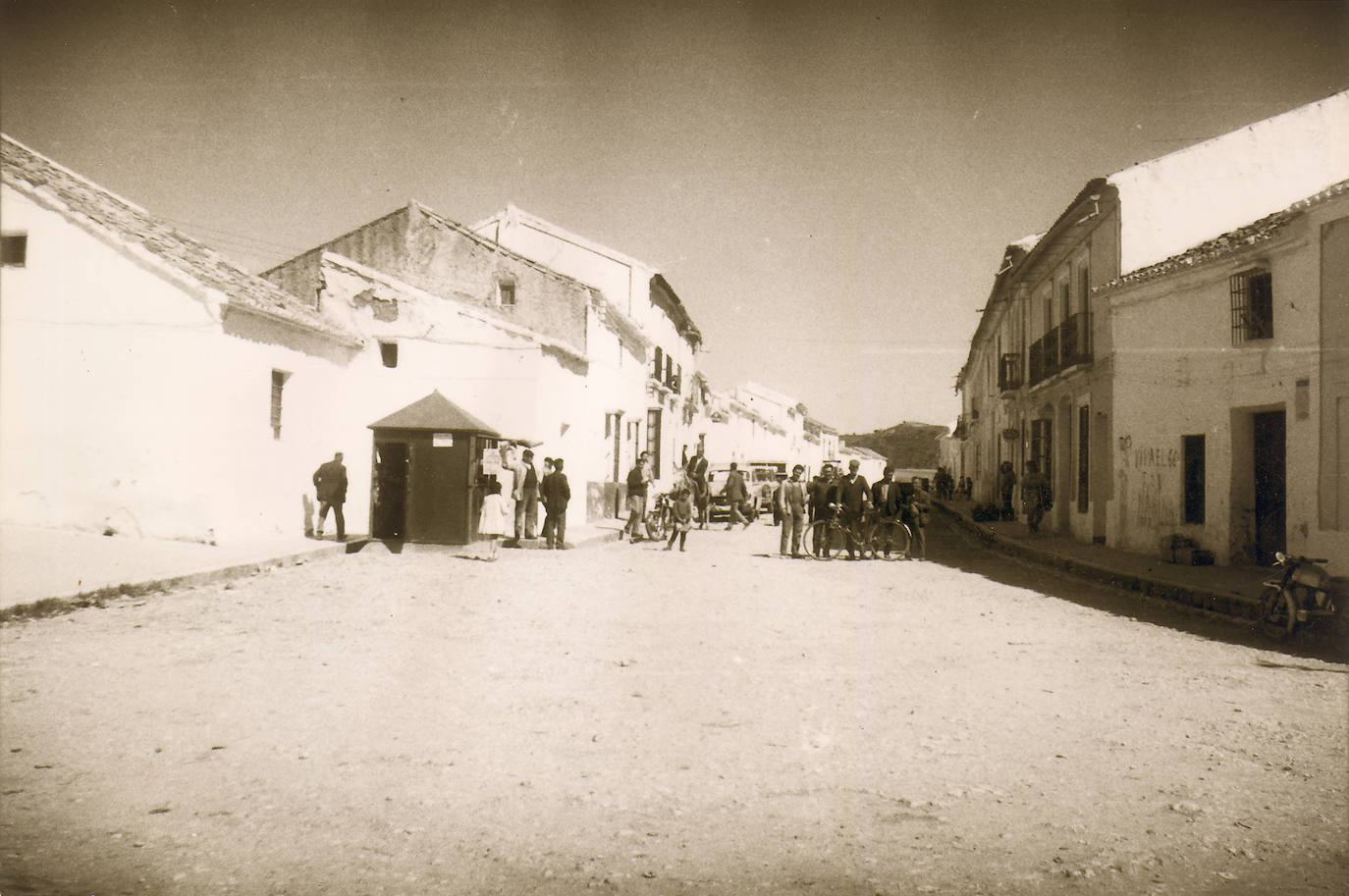 En los primeros meses de 1972 los vecinos se vieron obligados a abandonar su pueblo, que desapareció bajo las aguas del pantano del Guadalteba