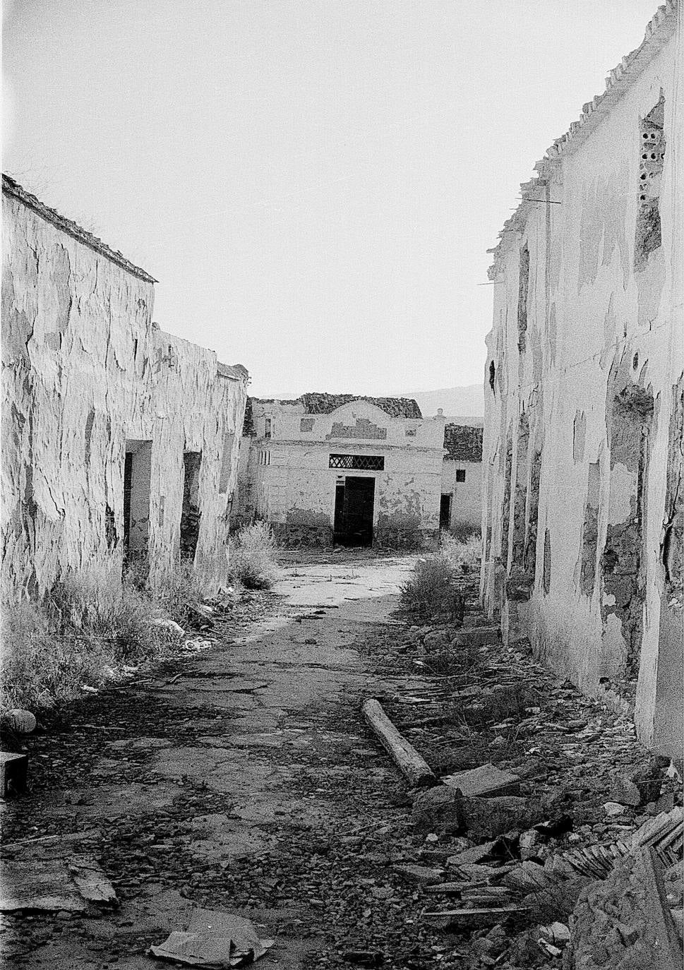 En los primeros meses de 1972 los vecinos se vieron obligados a abandonar su pueblo, que desapareció bajo las aguas del pantano del Guadalteba. En la imagen, el pequeño municipio con sus casas ya derribadas, poco antes de la llegada del agua, en 1973