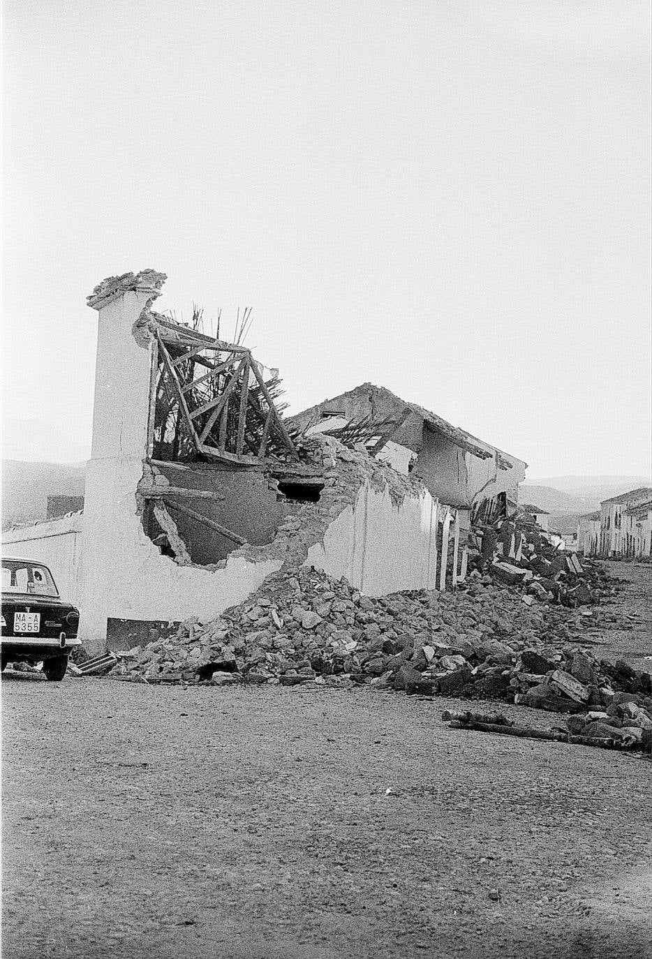 En los primeros meses de 1972 los vecinos se vieron obligados a abandonar su pueblo, que desapareció bajo las aguas del pantano del Guadalteba. En la imagen, el pequeño municipio con sus casas ya derribadas, poco antes de la llegada del agua, en 1973