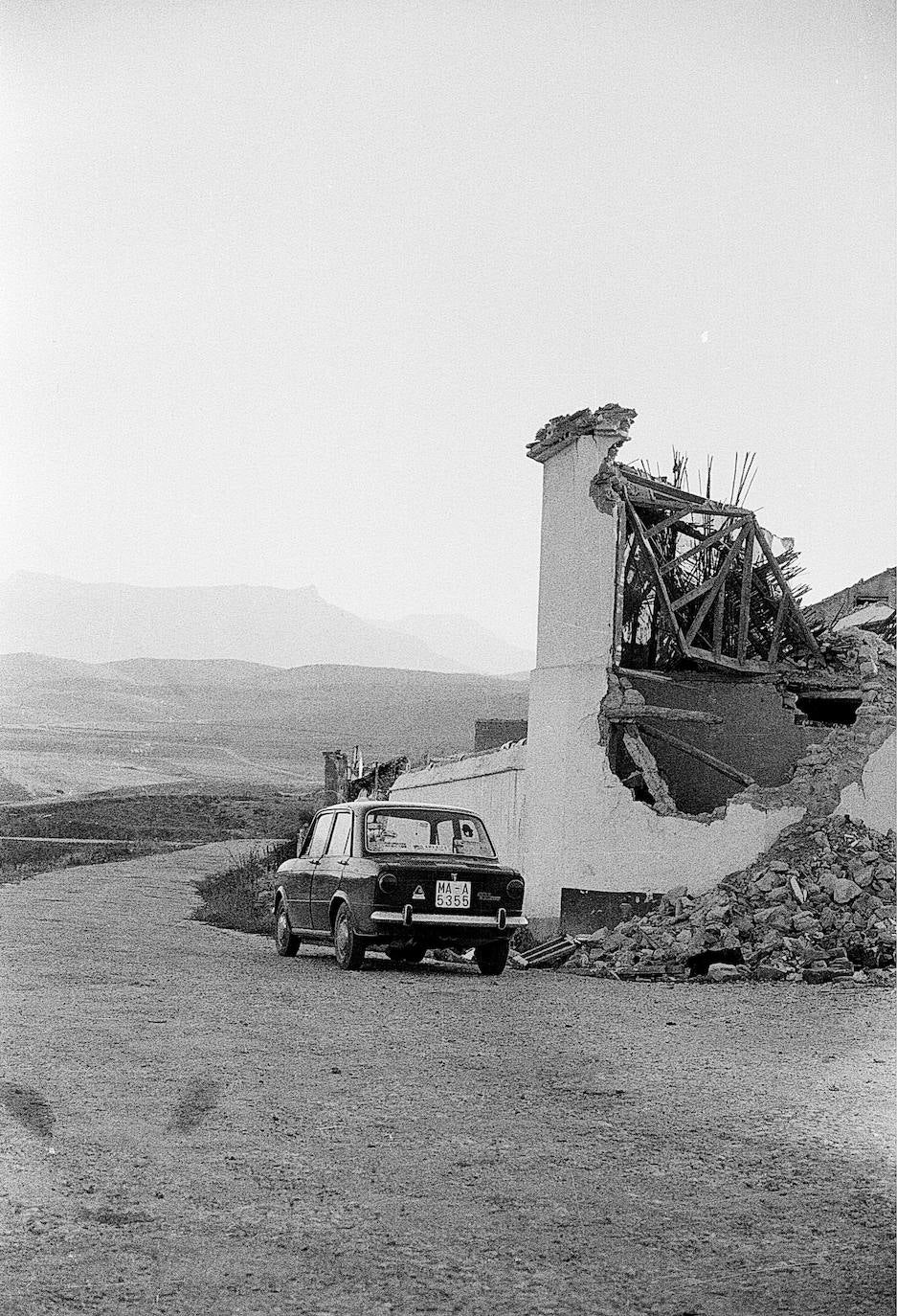 En los primeros meses de 1972 los vecinos se vieron obligados a abandonar su pueblo, que desapareció bajo las aguas del pantano del Guadalteba. En la imagen, el pequeño municipio con sus casas ya derribadas, poco antes de la llegada del agua, en 1973