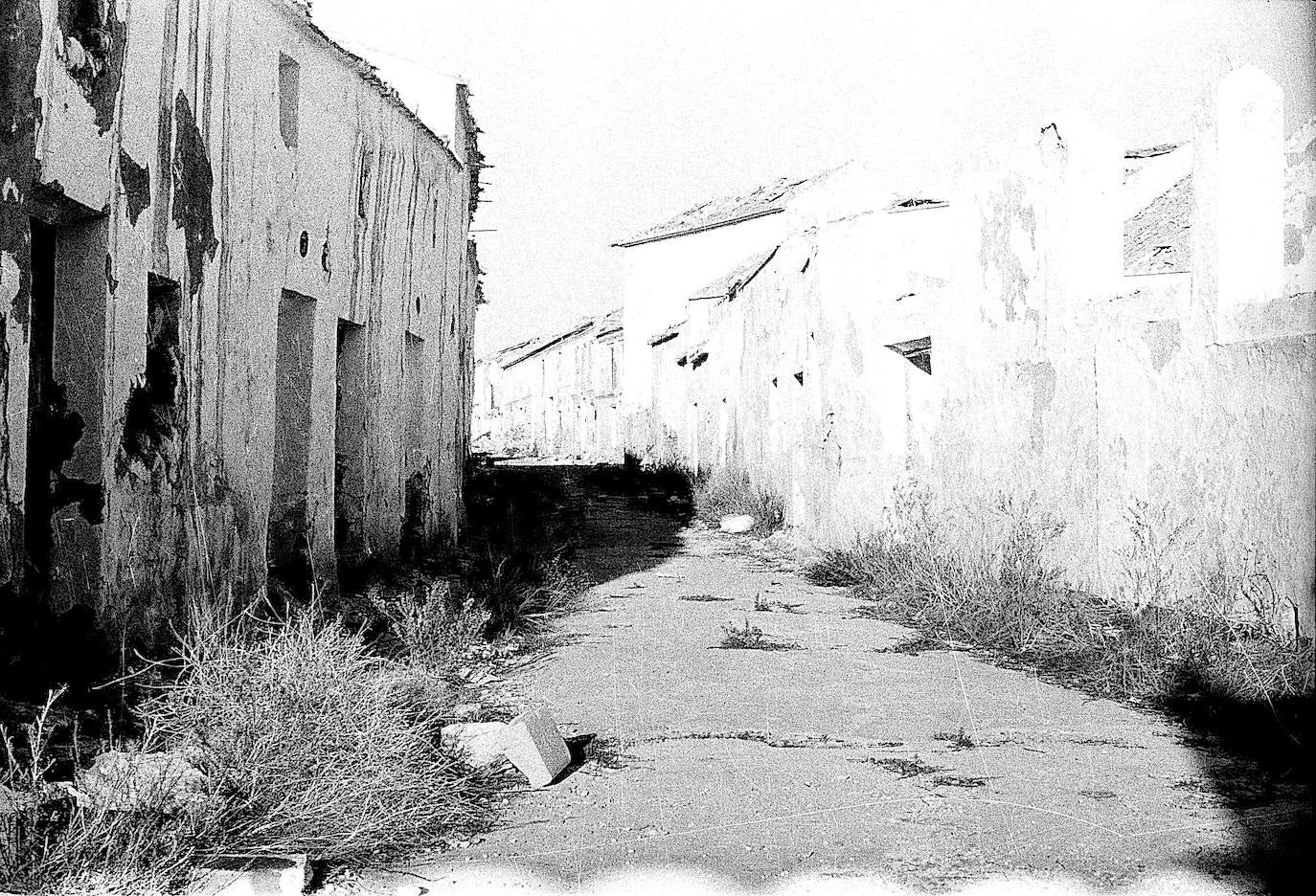 En los primeros meses de 1972 los vecinos se vieron obligados a abandonar su pueblo, que desapareció bajo las aguas del pantano del Guadalteba. En la imagen, el pequeño municipio con sus casas ya derribadas, poco antes de la llegada del agua, en 1973