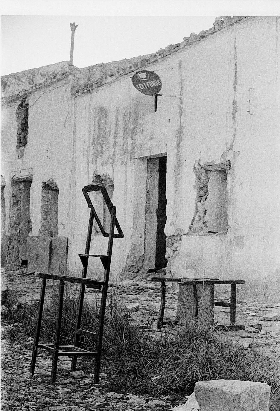 En los primeros meses de 1972 los vecinos se vieron obligados a abandonar su pueblo, que desapareció bajo las aguas del pantano del Guadalteba. En la imagen, el pequeño municipio con sus casas ya derribadas, poco antes de la llegada del agua, en 1973