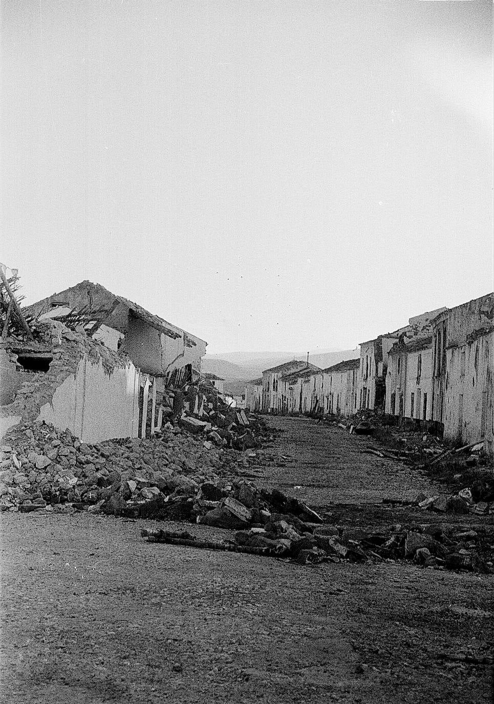 En los primeros meses de 1972 los vecinos se vieron obligados a abandonar su pueblo, que desapareció bajo las aguas del pantano del Guadalteba. En la imagen, el pequeño municipio con sus casas ya derribadas, poco antes de la llegada del agua, en 1973