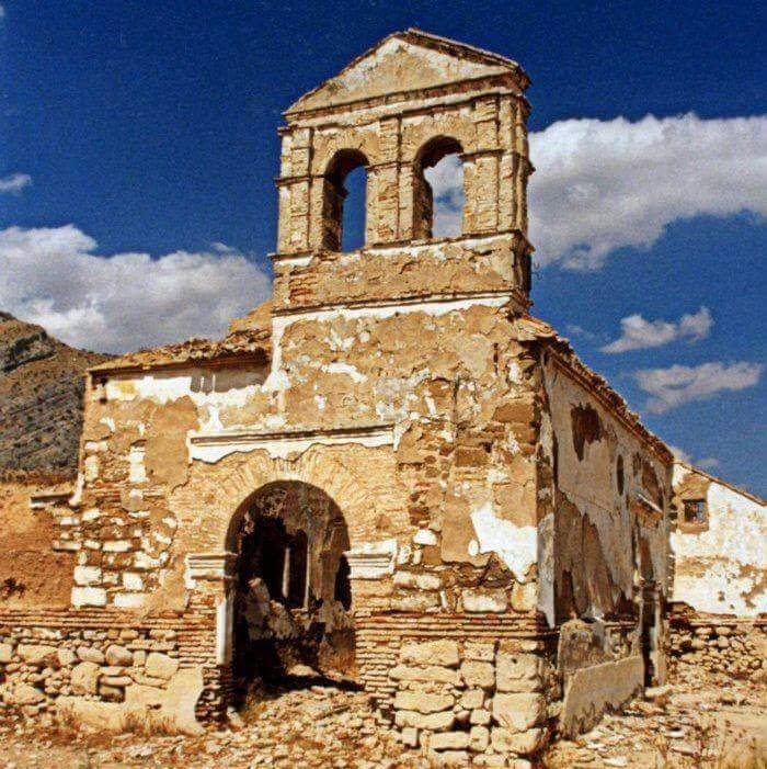 En los primeros meses de 1972 los vecinos se vieron obligados a abandonar su pueblo, que desapareció bajo las aguas del pantano del Guadalteba. 