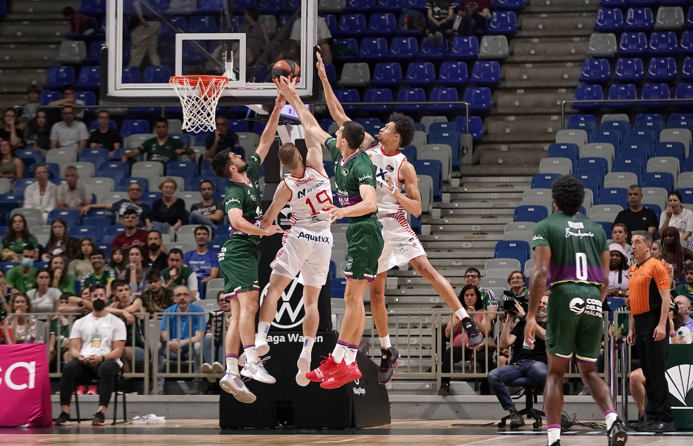 El Unicaja pierde en casa con el Baxi Manresa (95-100). 