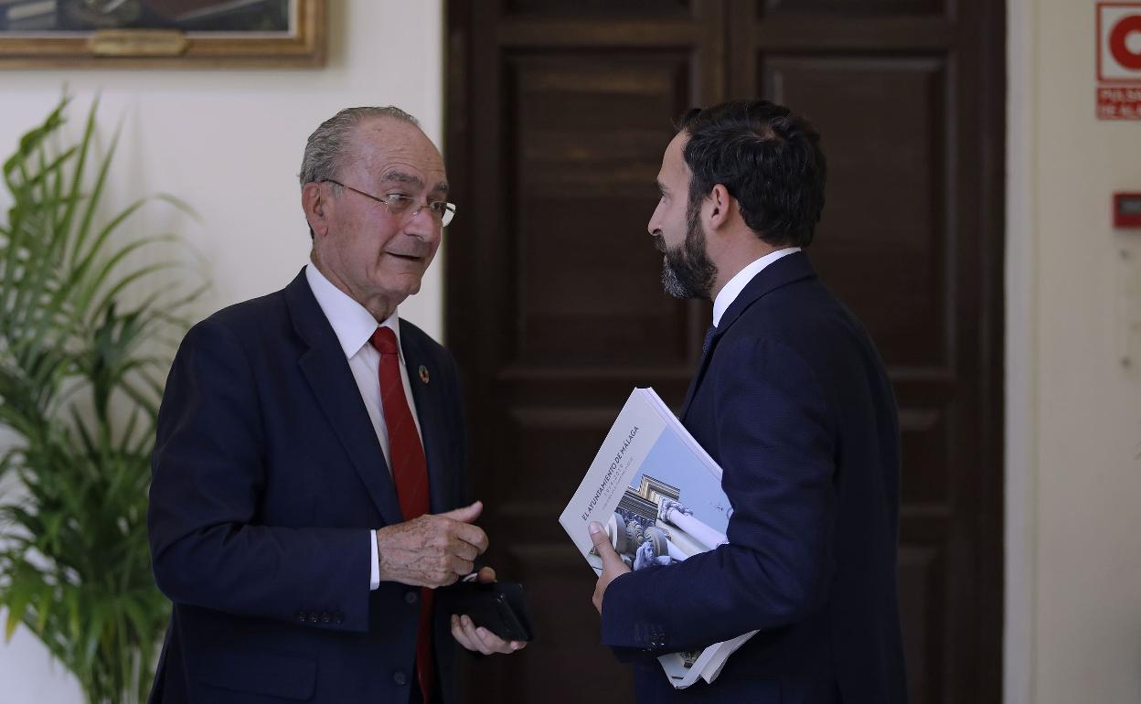 De la Torre y Pérez, charlando en los pasillos de la primera planta.