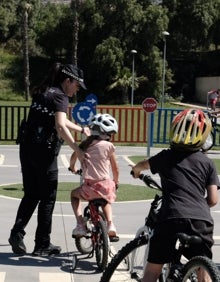 Imagen secundaria 2 - Tres imágenes de la jornada de seguridad vial celebrada este miércoles en Rincón de la Victoria. 