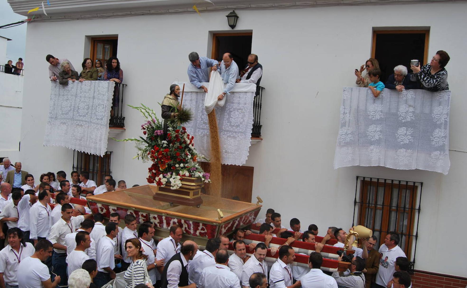 En Periana, este domingo volverán a arrojar trigo al trono de San Isidro durante la procesión. 