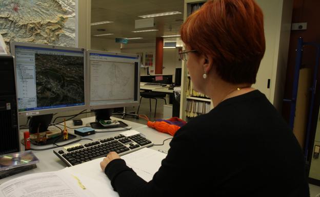 Una mujer trabajando.