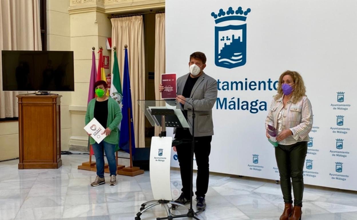 En el centro, Nicolás Sguiglia, a la izquierda, Paqui Macías y a la derecha, Remedios Ramos. 