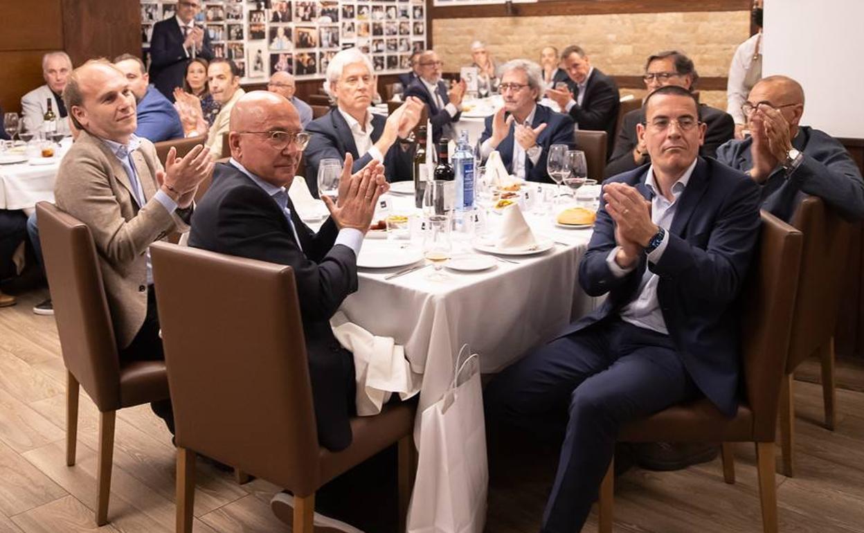 El director deportivo del Baskonia, Félix Fernández, Antonio López Nieto y el gerente del Unicaja, Paco Sáez. 