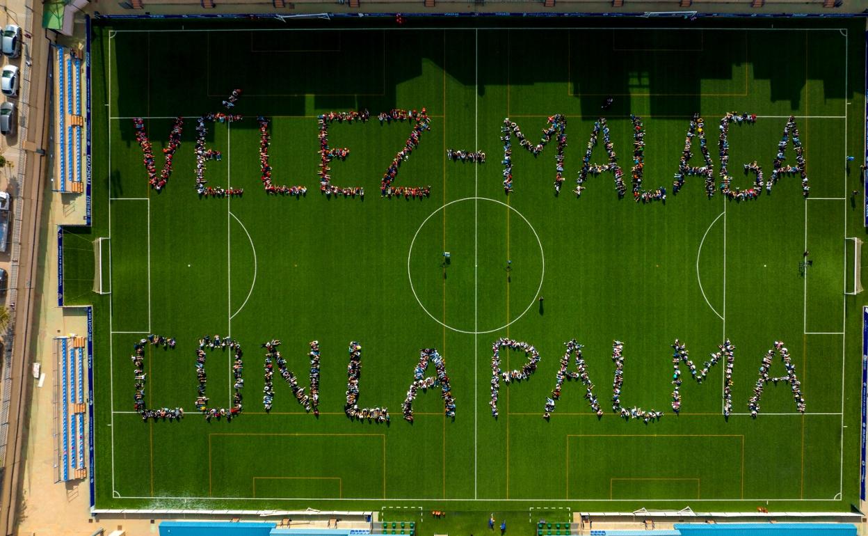 Imagen aérea del mensaje elaborado por el millar de estudiantes veleños. 