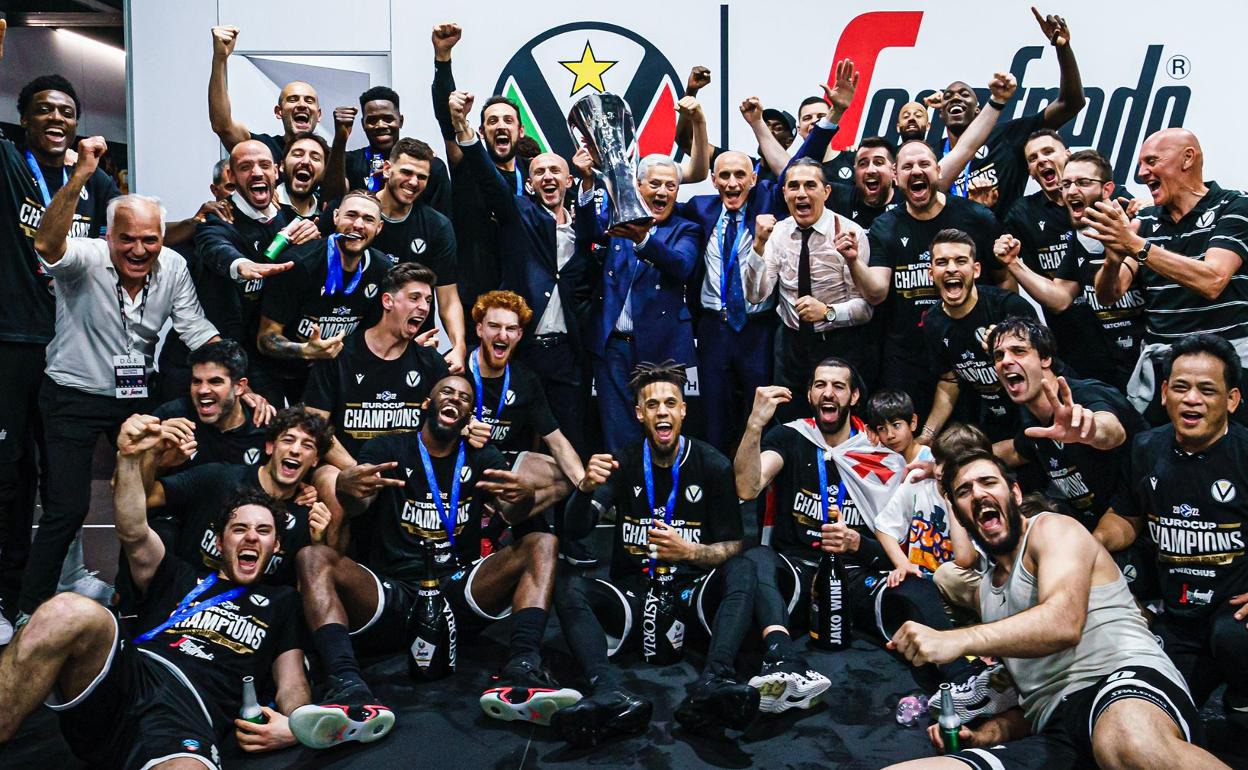 La plantilla del Virtus Bolonia celebra el título de la Eurocup tras derrotar al Bursaspor. 