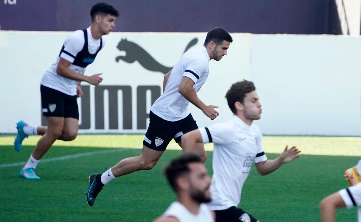 Jairo y Andrés (al fondo) durante el entrenamiento de este viernes en La Rosaleda.