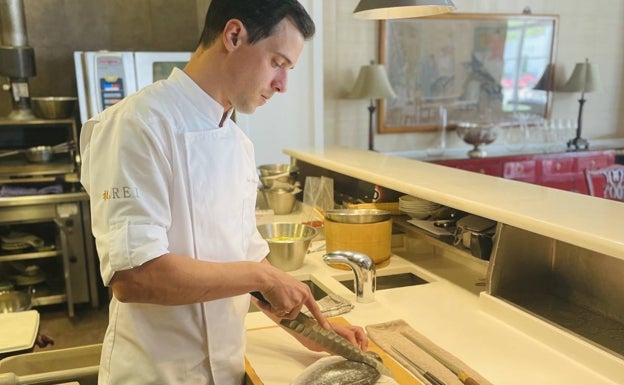 Luis Olarra, en la cocina de REI.