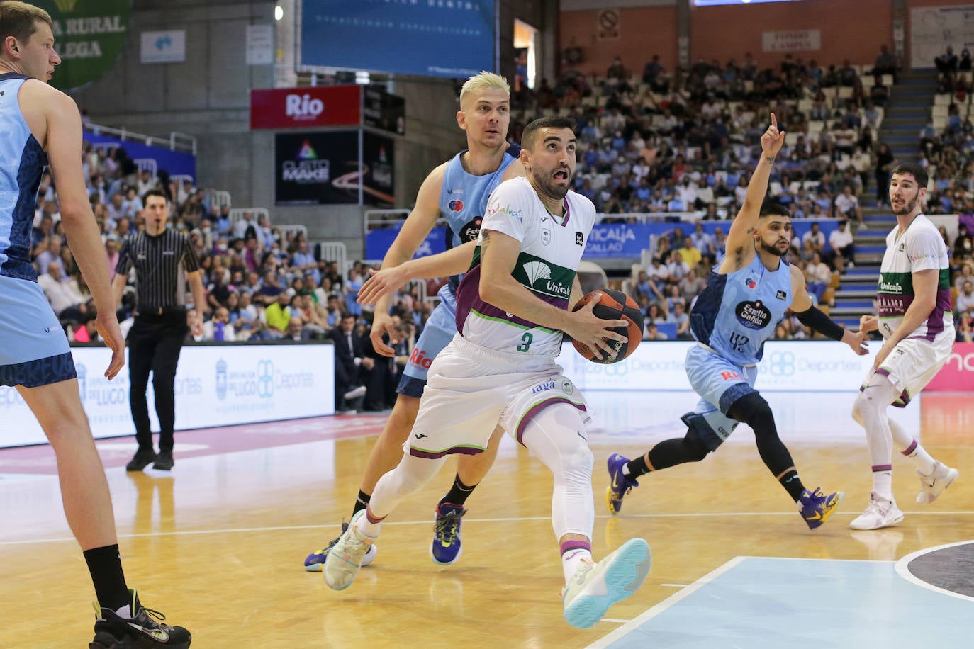 El Unicaja empezó muy mal el partido y ya fue a remolque ante el Breogán 