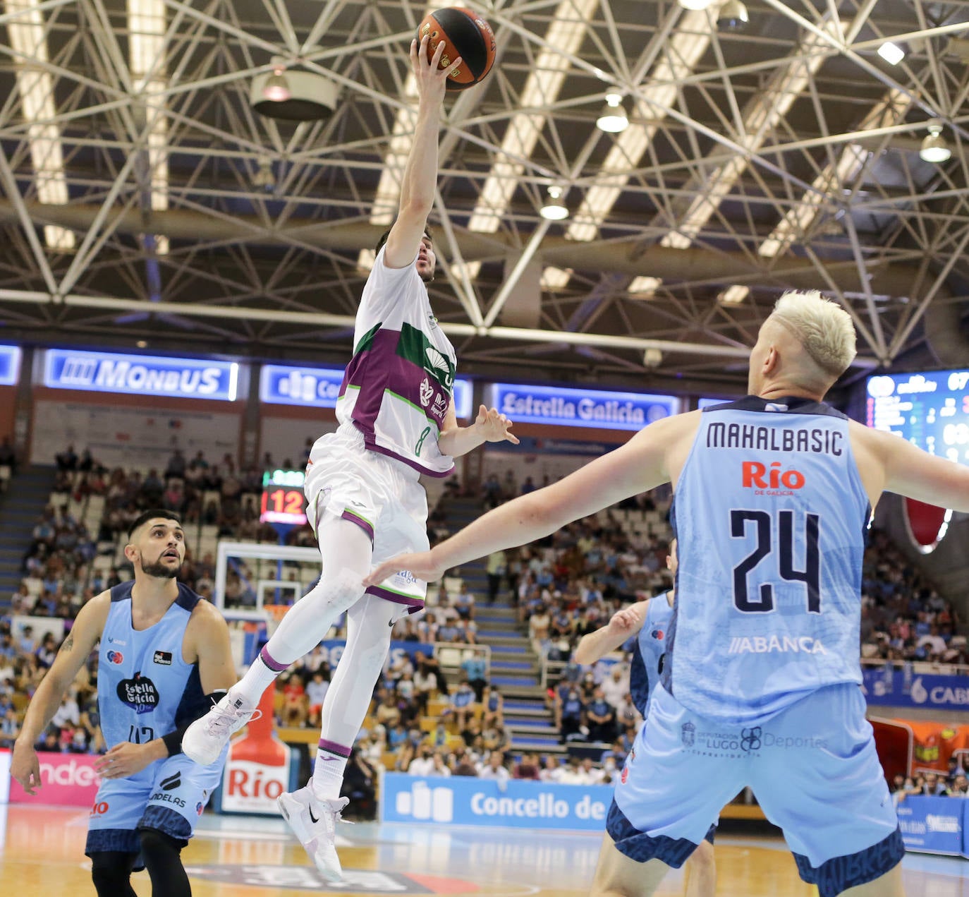 El Unicaja empezó muy mal el partido y ya fue a remolque ante el Breogán 