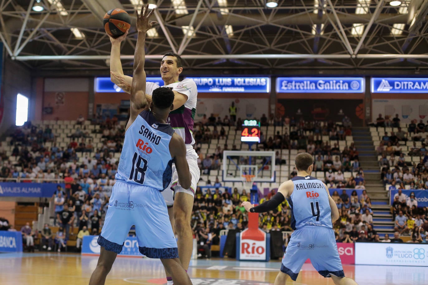 El Unicaja empezó muy mal el partido y ya fue a remolque ante el Breogán 