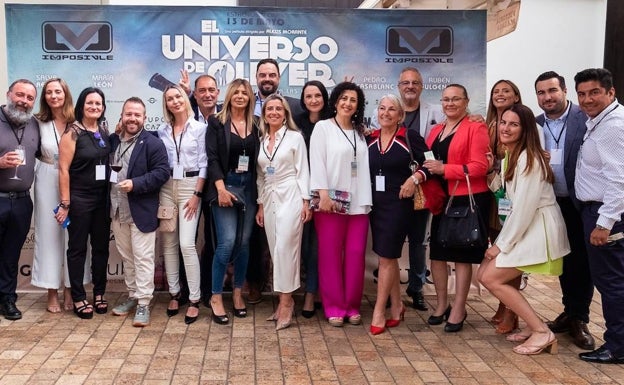 Imagen principal - En la primera imagen, un grupo de empresarios y amigos que acudieron al estreno de 'El universo de Óliver' y a la fiesta que se realizó en El Pimpi. En la segunda, Salva Reina, Sergio Morales, Loli Navarro, Alexis Morante y Juan Carlos Luque. En la última, Loli Navarro, Salva Reina, Sergio Morales y Luis Arozamena. 