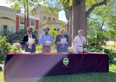 Imagen secundaria 1 - En la primera foto, un grupo de alumnas de El Limonar de 1º de la ESO y su profesora Lis Fontana, tras recoger sus diplomas. En la segunda, Ricardo Freires, Alejandro Nogal, Jonatham Baum e Inmaculada Eguía. En la última, Jonatham Baum e Inmaculada Eguía, durante la entrega de diplomas.